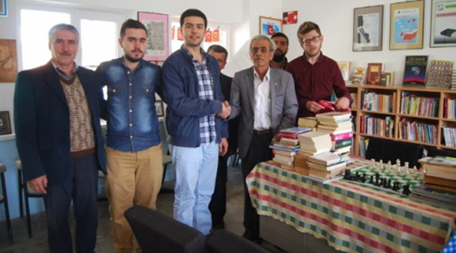 Ak Partili gençler kitap bağışında bulundu 