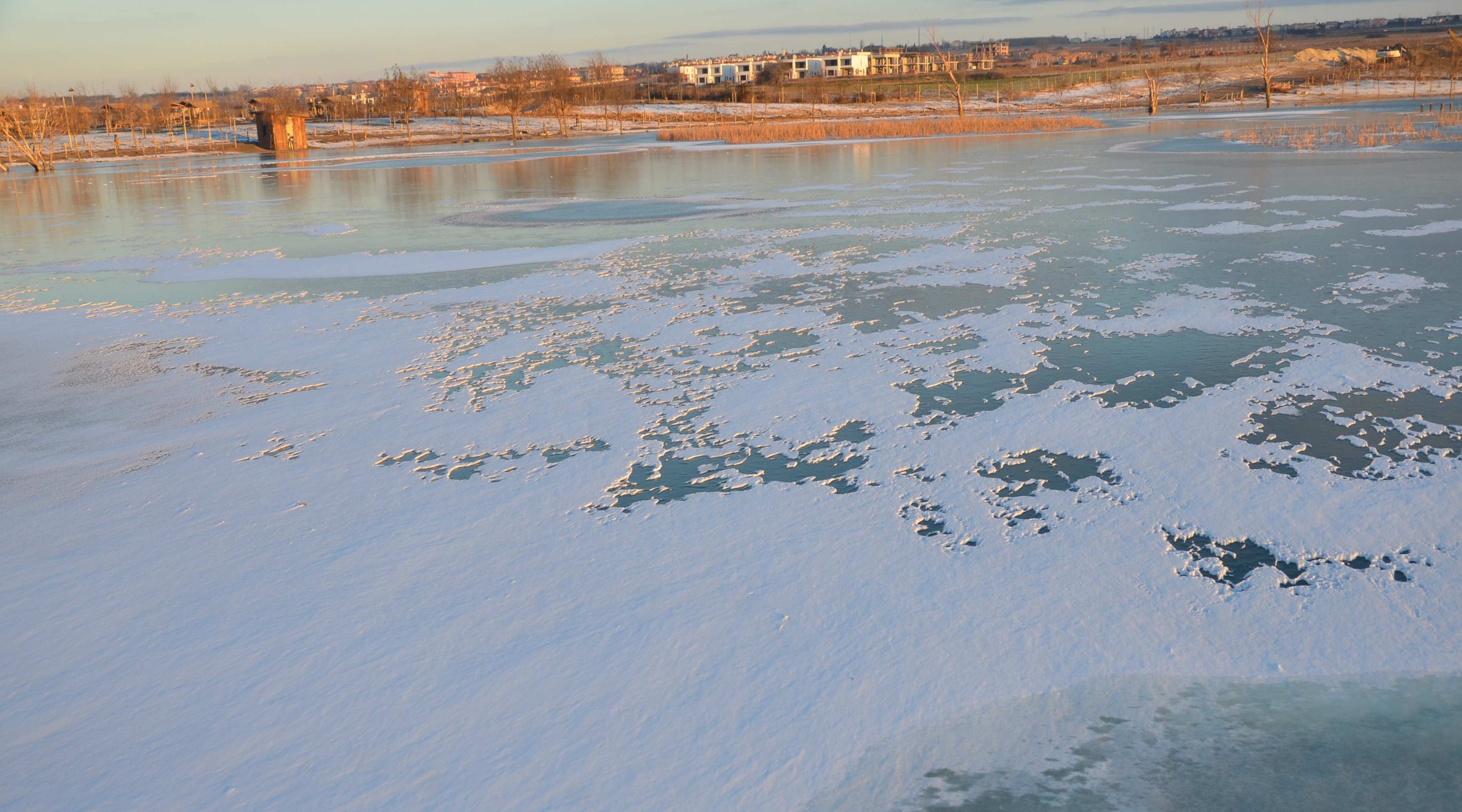 Gölbaşı gençlik parkı buz pateni pistine döndü