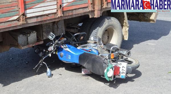 Kamyona çarpan motosiklet sürücüsü yaralandı