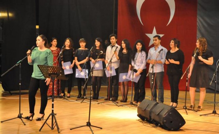 Üniversitede türkü ve şiir gecesi 