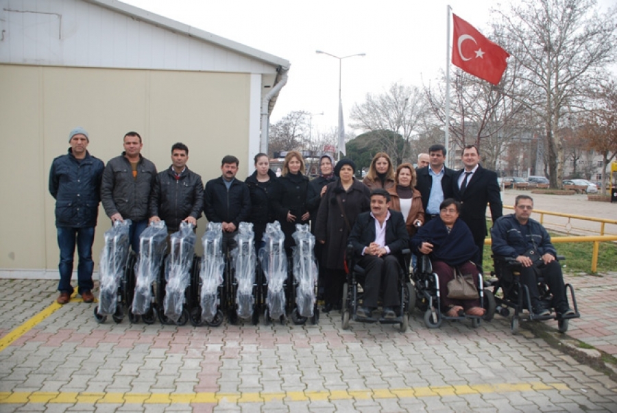 AK Parti’den engellilere tekerlekli sandalye 
