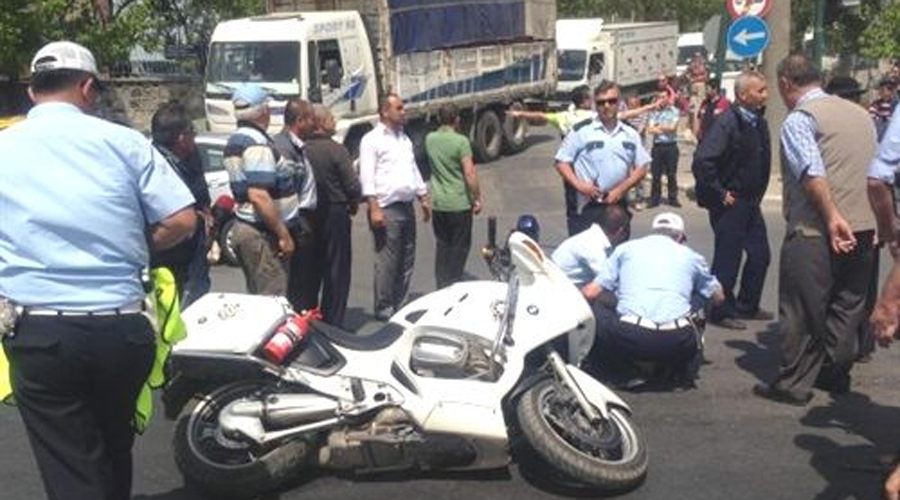 Polis motosikletten düşerek yaralandı