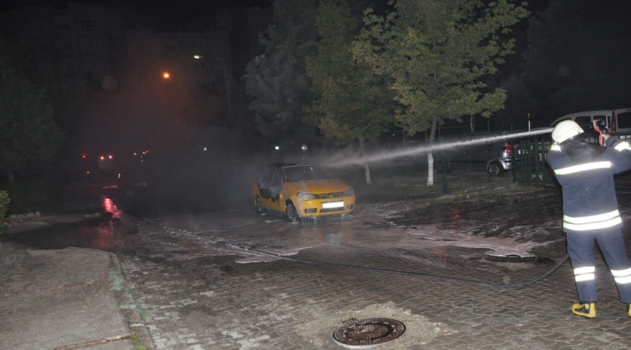  Park halindeki araç alev alev yandı 
