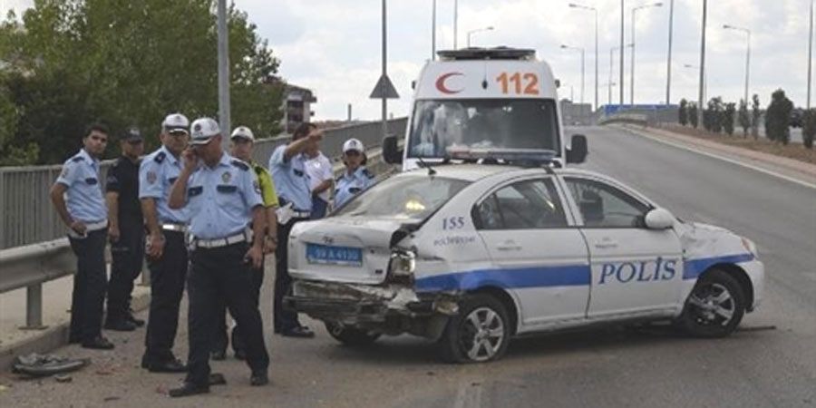 Beşiktaş kafilesini takip eden polis aracı kaza yaptı