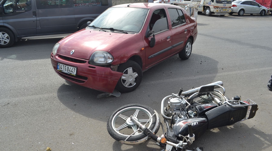  Motosiklet Otomobile Çarptı: 1 Yaralı
