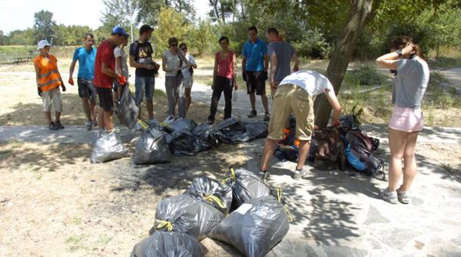 Avrupalı öğrenciler, piknikçilerin çöplerini topladı