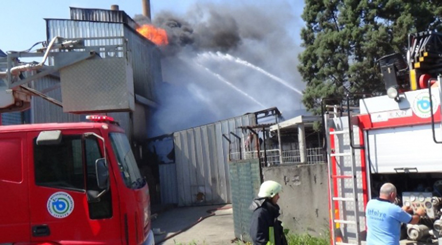 Tekstil fabrikasındaki yangın komşu fabrikayı da yaktı 