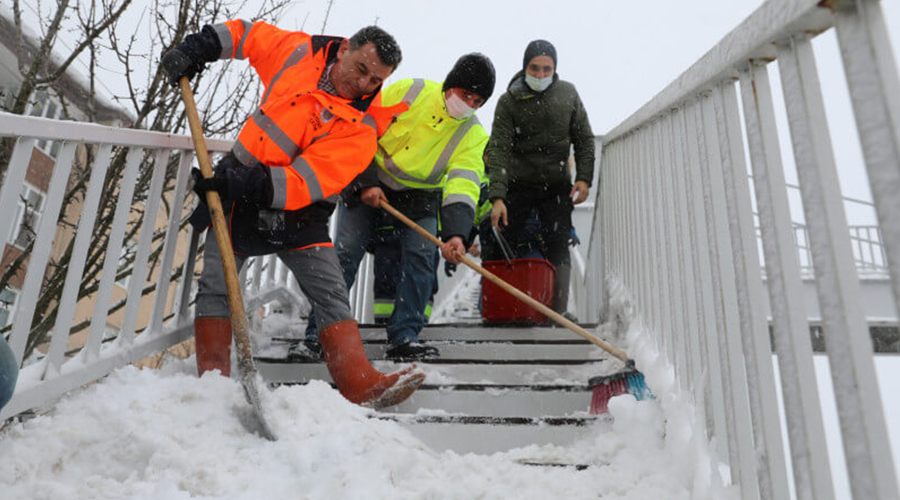 Belediye personeli karla mücadele için seferber