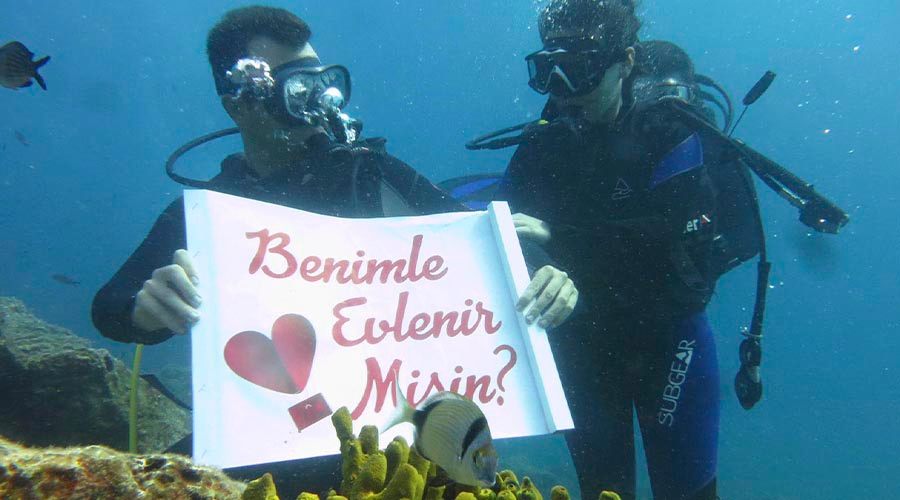 Suyun 15 metre altında sürpriz evlenme teklifi