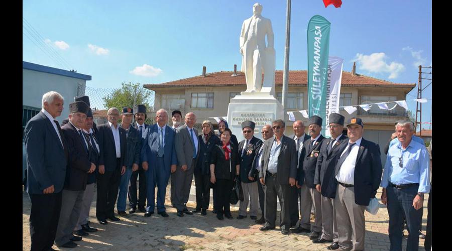 Her Köye Atatürk Heykeli