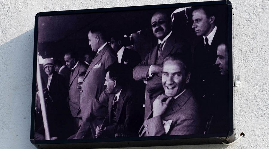 Fabrika, duvarlarını Atatürk fotoğraflarıyla donattı