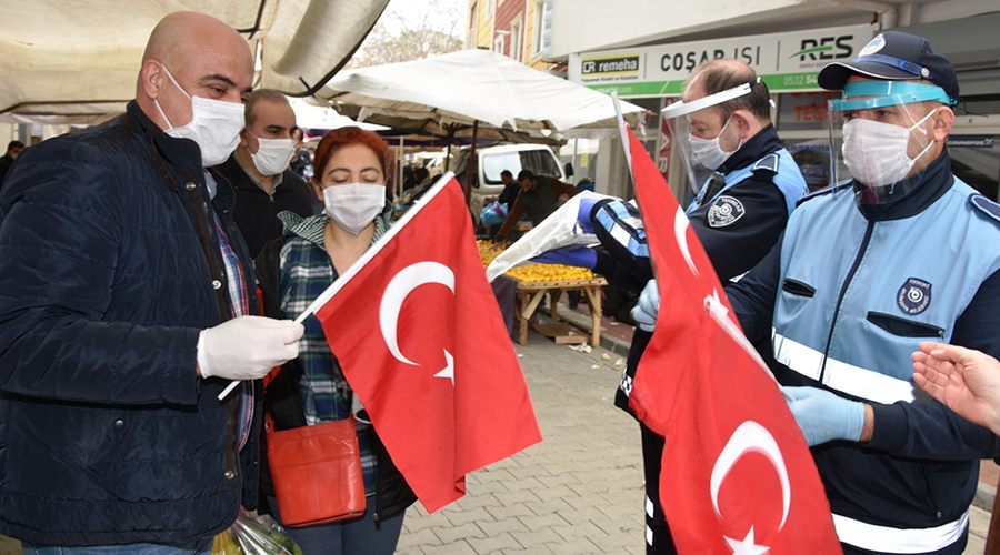 Büyükşehir, Türk Bayrağı ve maske dağıttı