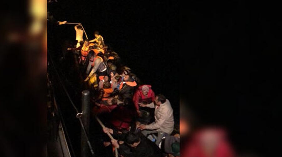 Lastik botta 37 kaçak göçmen yakalandı