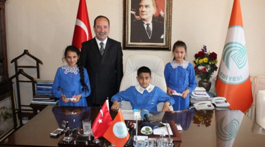 Başkan Gürkan koltuğunu öğrencilere bıraktı 