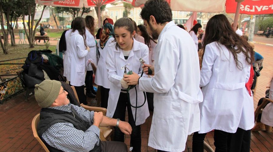 Tıp öğrencileri vatandaşın nabzını tuttu