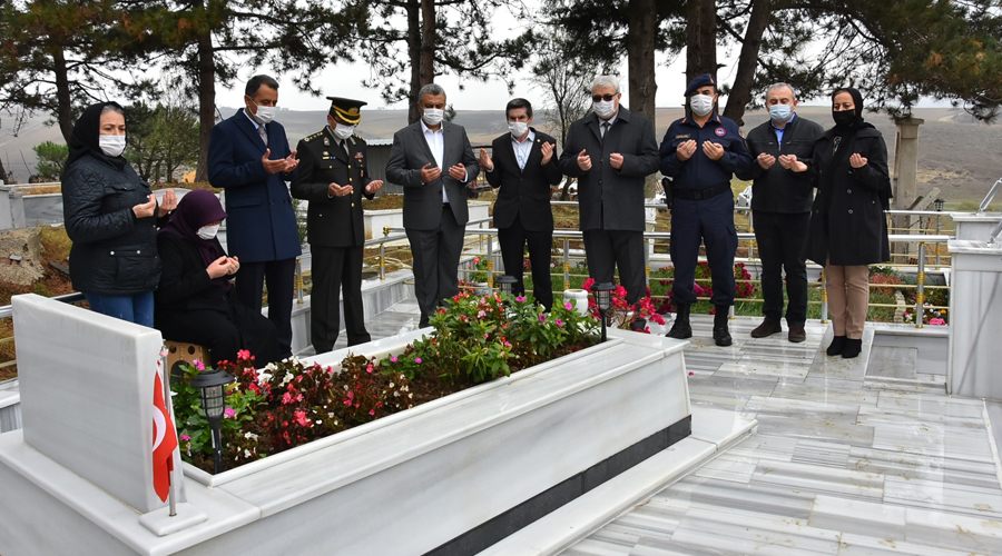 Şehit Uzman Çavuş Selim Vural, mezarı başında anıldı