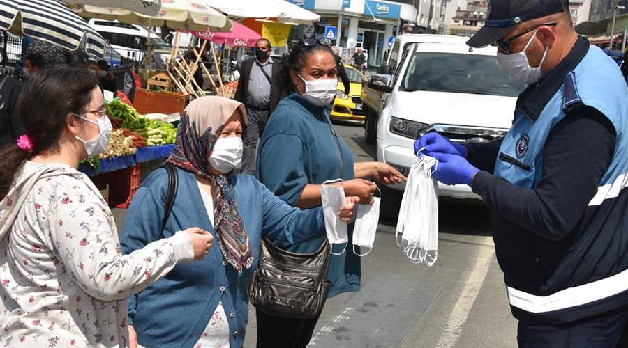Esnaf ve vatandaşlara maske dağıtıldı