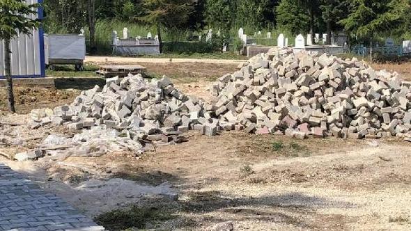 Mezarlığa kilit parke taş döşeniyor