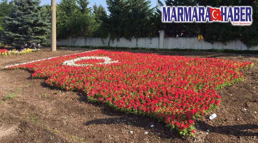 Çiçeklerden Türk bayrağı