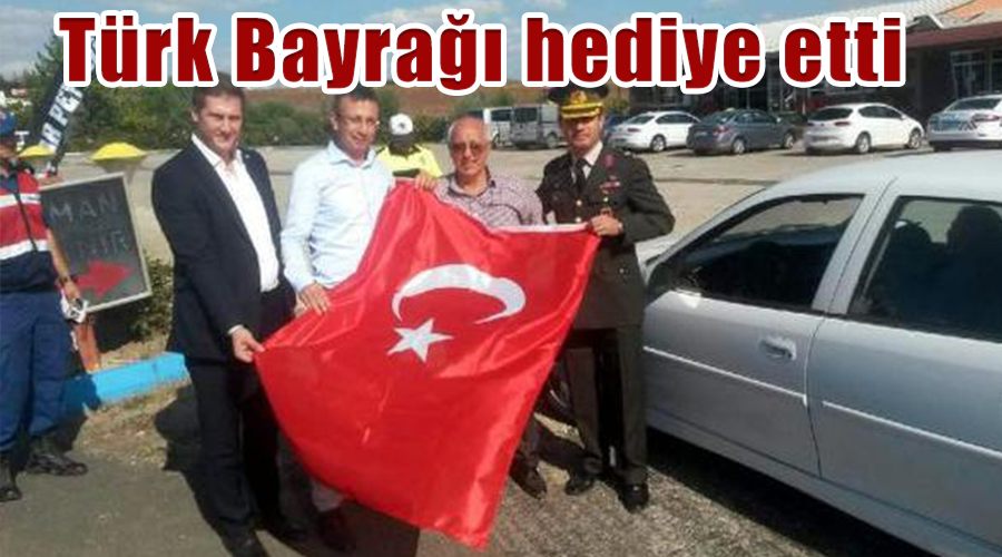 Türk Bayrağı hediye etti