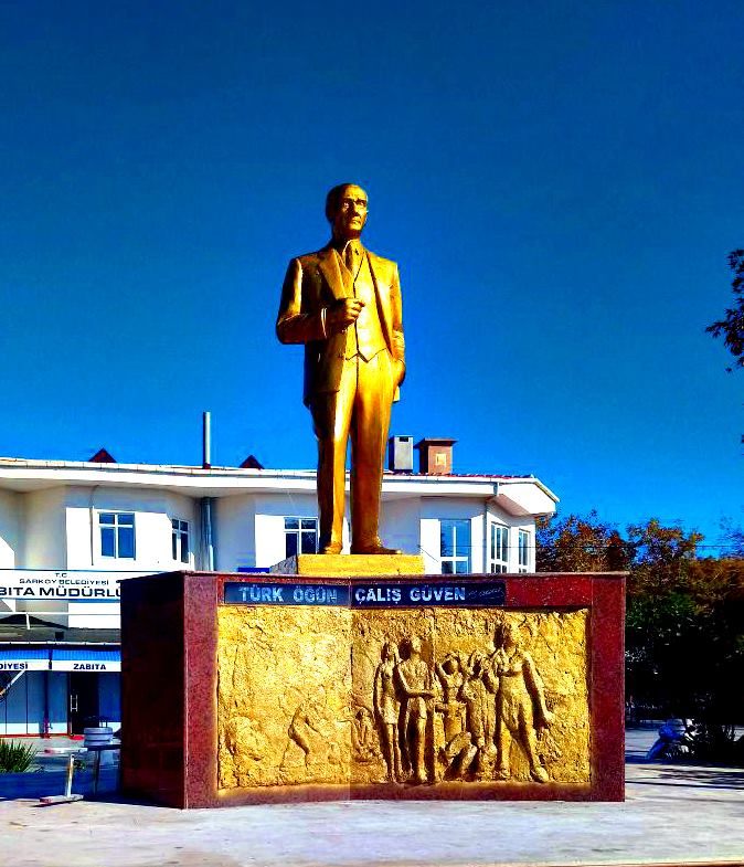 Atatürk Büstü Altın Sarısına Boyandı