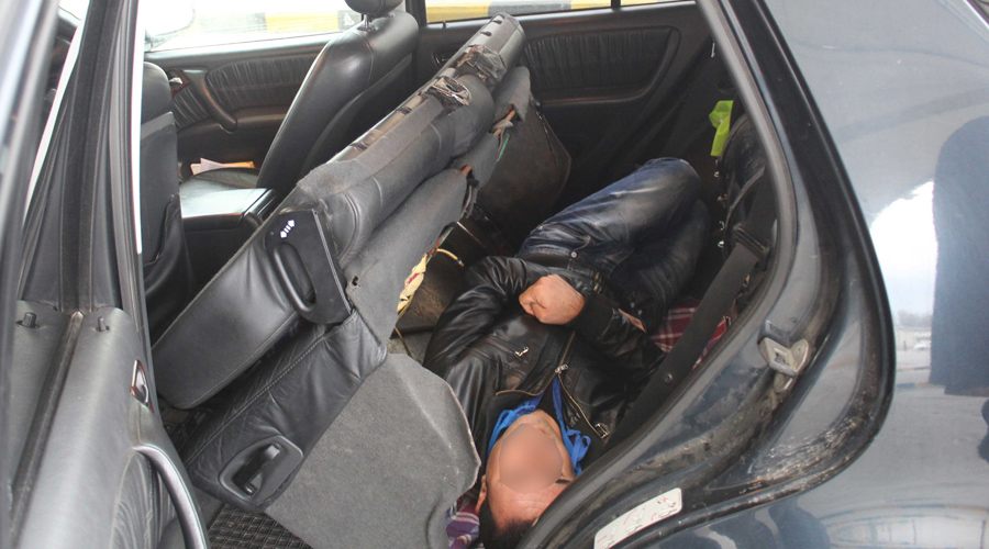 Otomobilin koltuğundan kaçak göçmen çıktı 