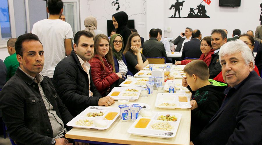 Öğrencilerle iftar sofrasında buluştular