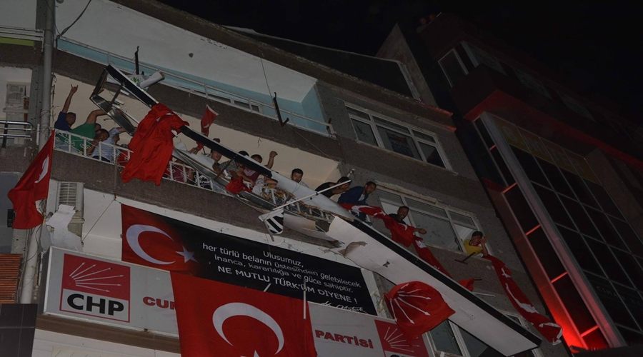 HDP Binasına Türk Bayrağı Asıldı 