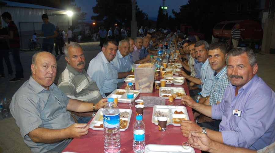 Malkara Alaybey mahallesinde toplu iftar verildi