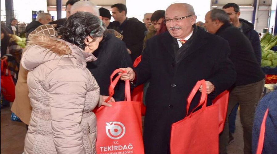 Başkan Albayrak vatandaşlara bez torba dağıttı