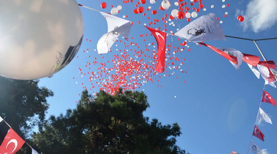 Gökyüzüne 2 bin 915 adet kırmızı-beyaz balon