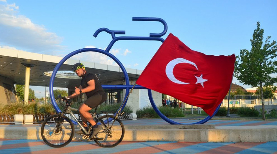 Türk bayraklı bisikletiyle Lüleburgaz