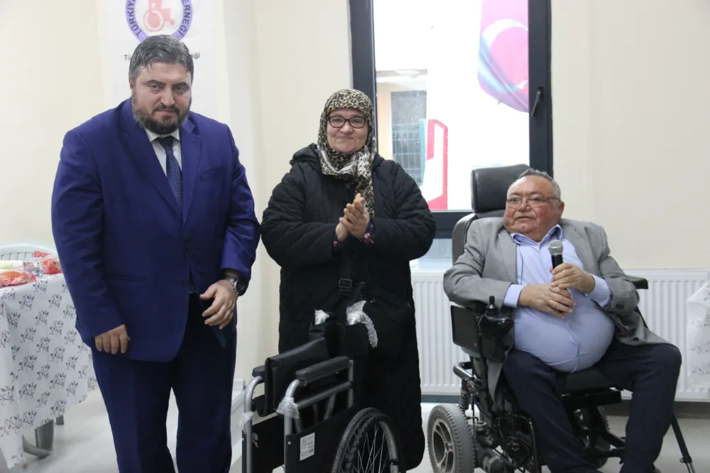 İhtiyaç sahibi engelli bireylere tekerlekli sandalye teslim edildi 