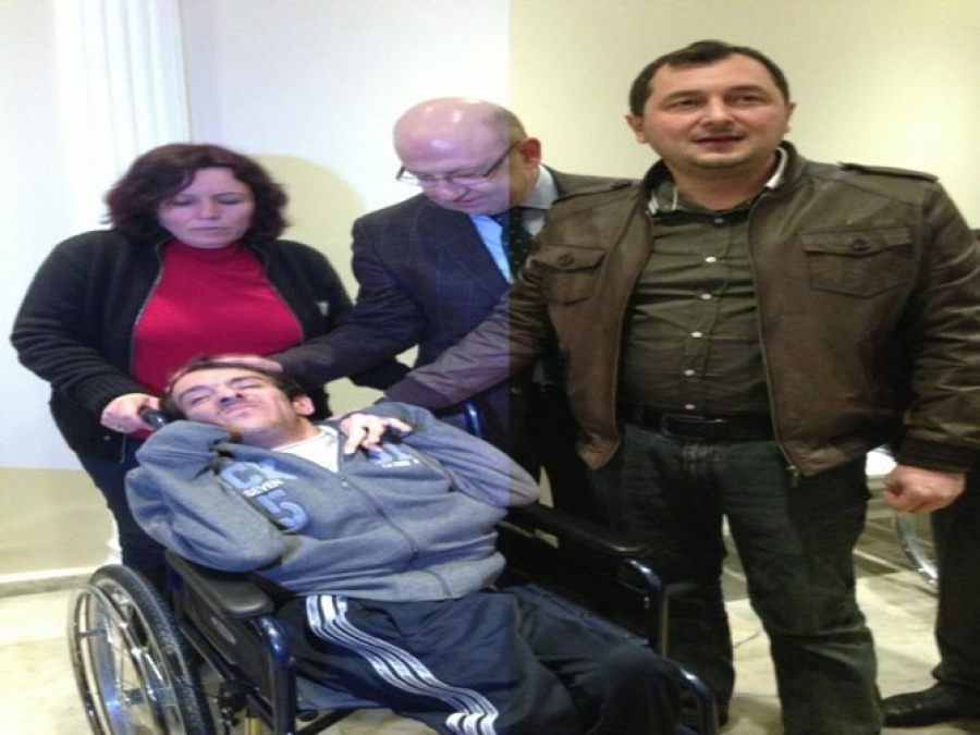 AK Parti’den ihtiyaç sahiplerine tekerlekli sandalye 