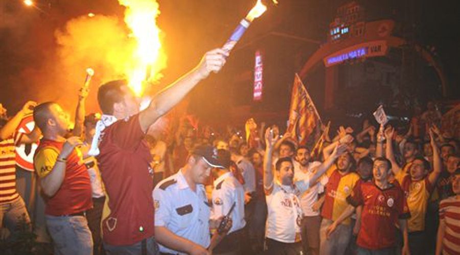 Galatasaray taraftarı şampiyonluğu kutladı 