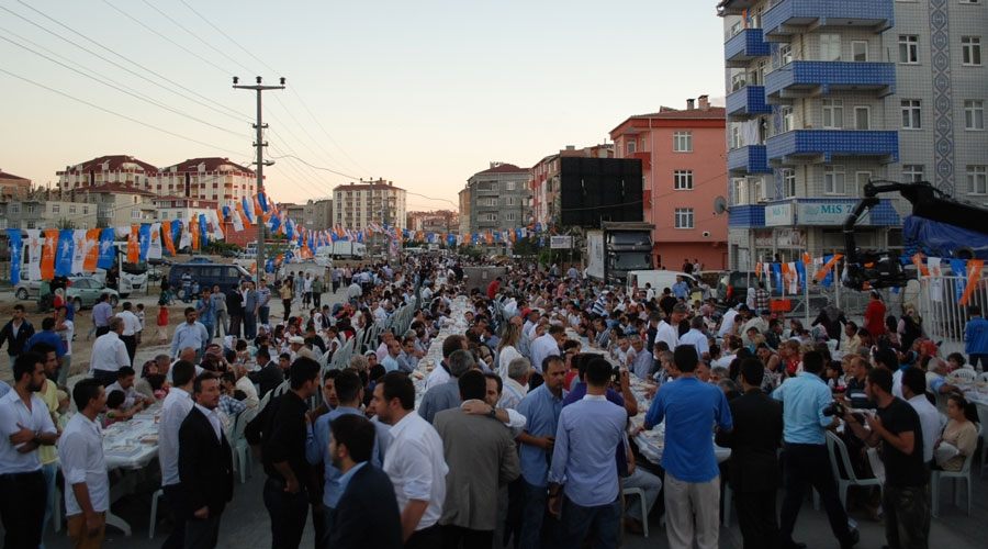  4 bin kişi birlikte iftar açtı
