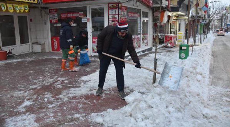 Helvacıoğlu, kar küreme çalışmalarına katıldı