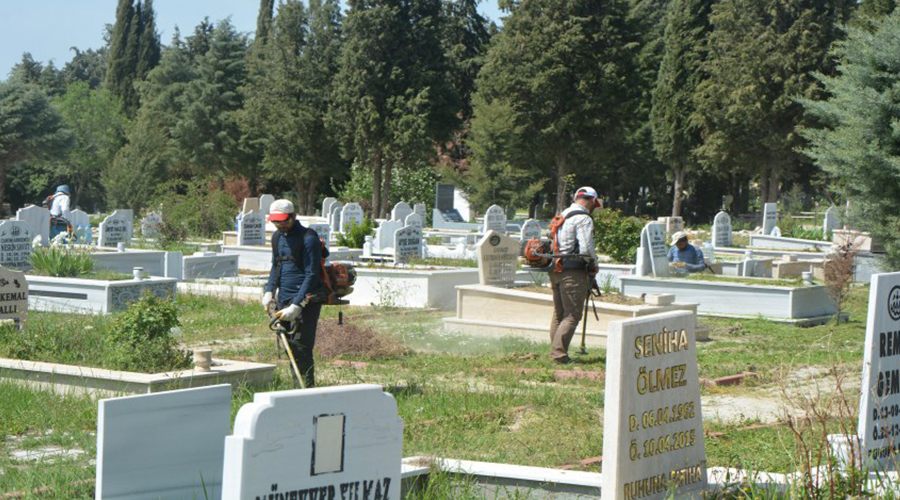 Bayram öncesi mezarlıklarda temizlik 