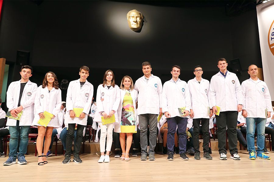 Tıp öğrencileri beyaz önlüklerini giydi