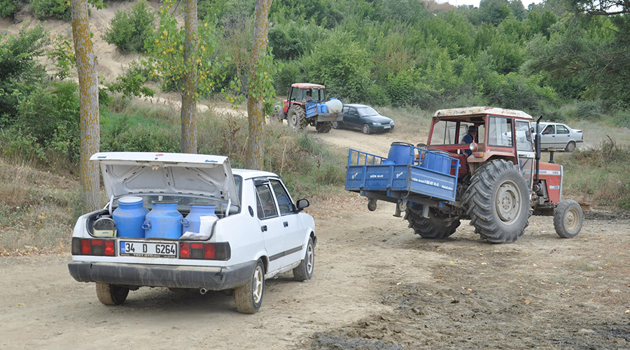 Köylüler, traktör ve araçlarla su taşıyor