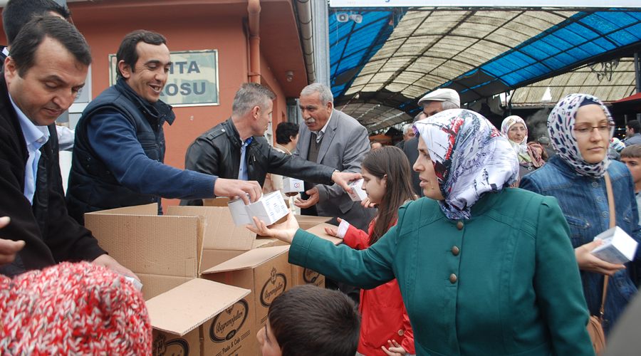  Çerkezköy Belediyesi 10 bin kutu Kandil Simidi dağıttı