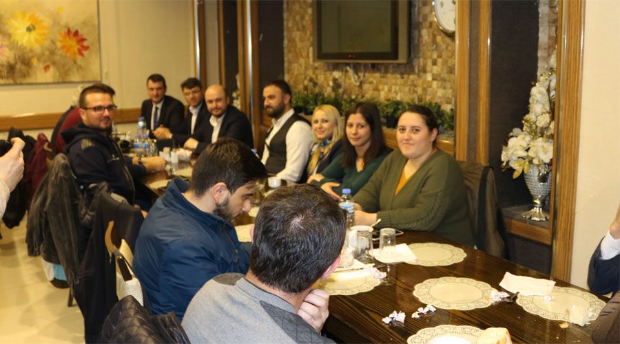 AK Parti yönetimi gazetecileri kahvaltıda ağırladı
