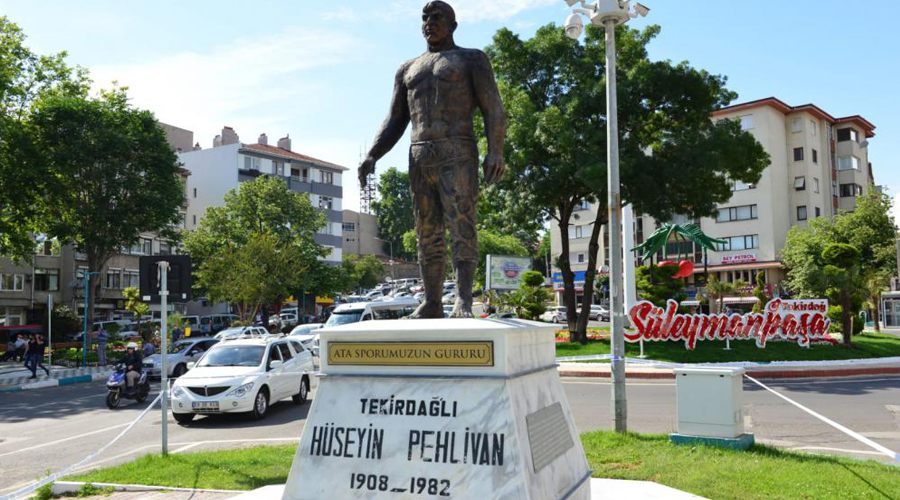 Belediye, Kırkpınar Başpehlivanının anıtını yeniliyor