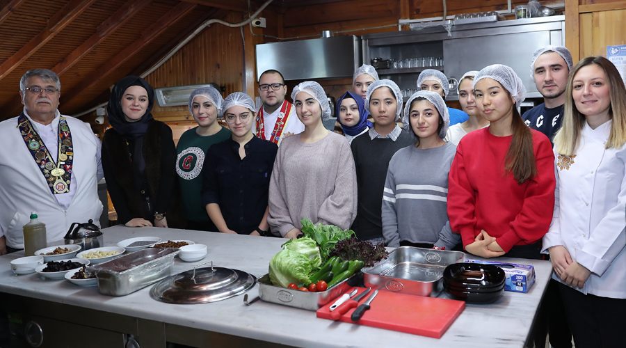 Uluslararası öğrenciler Osmanlı lezzetlerini tanıttı