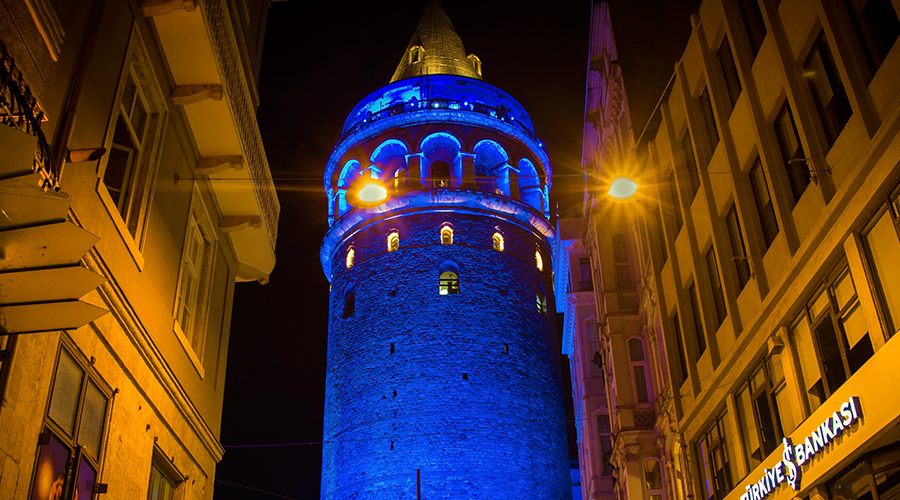 Galata Kulesi mavi ışıkla aydınlatıldı